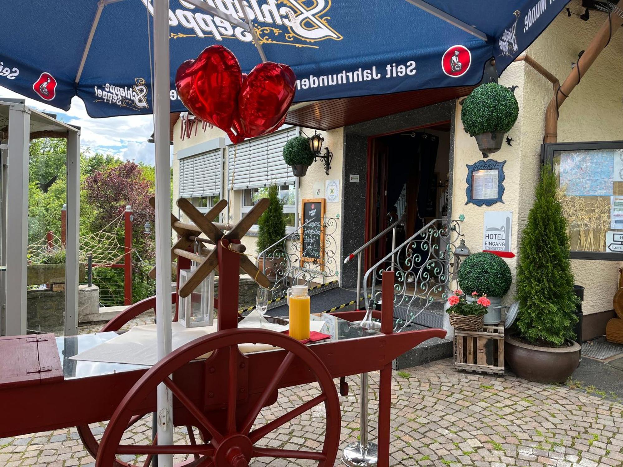 Hotel-Restaurant Berghof Johannesberg Exterior photo